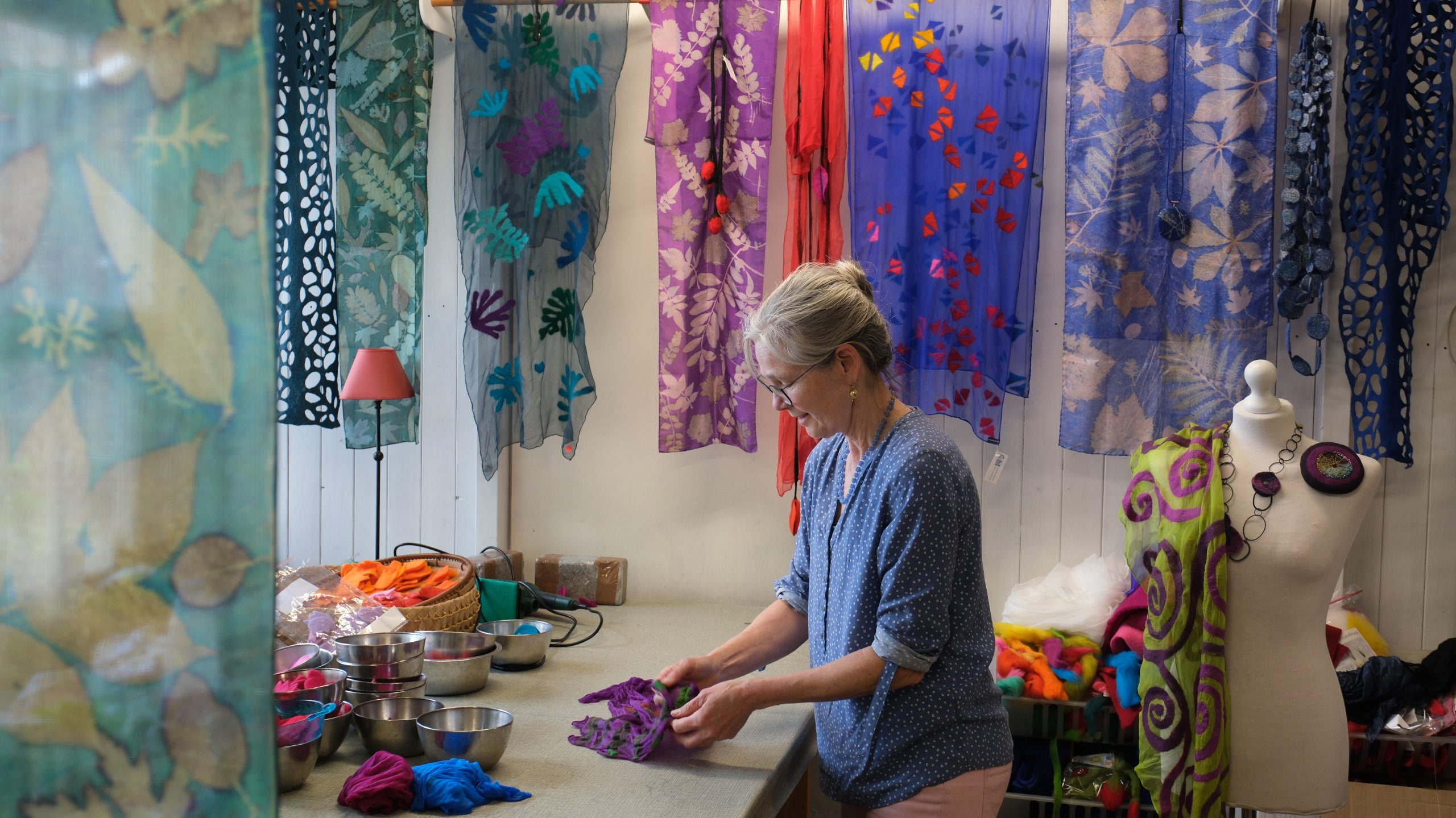 Charlotte in haar atelier