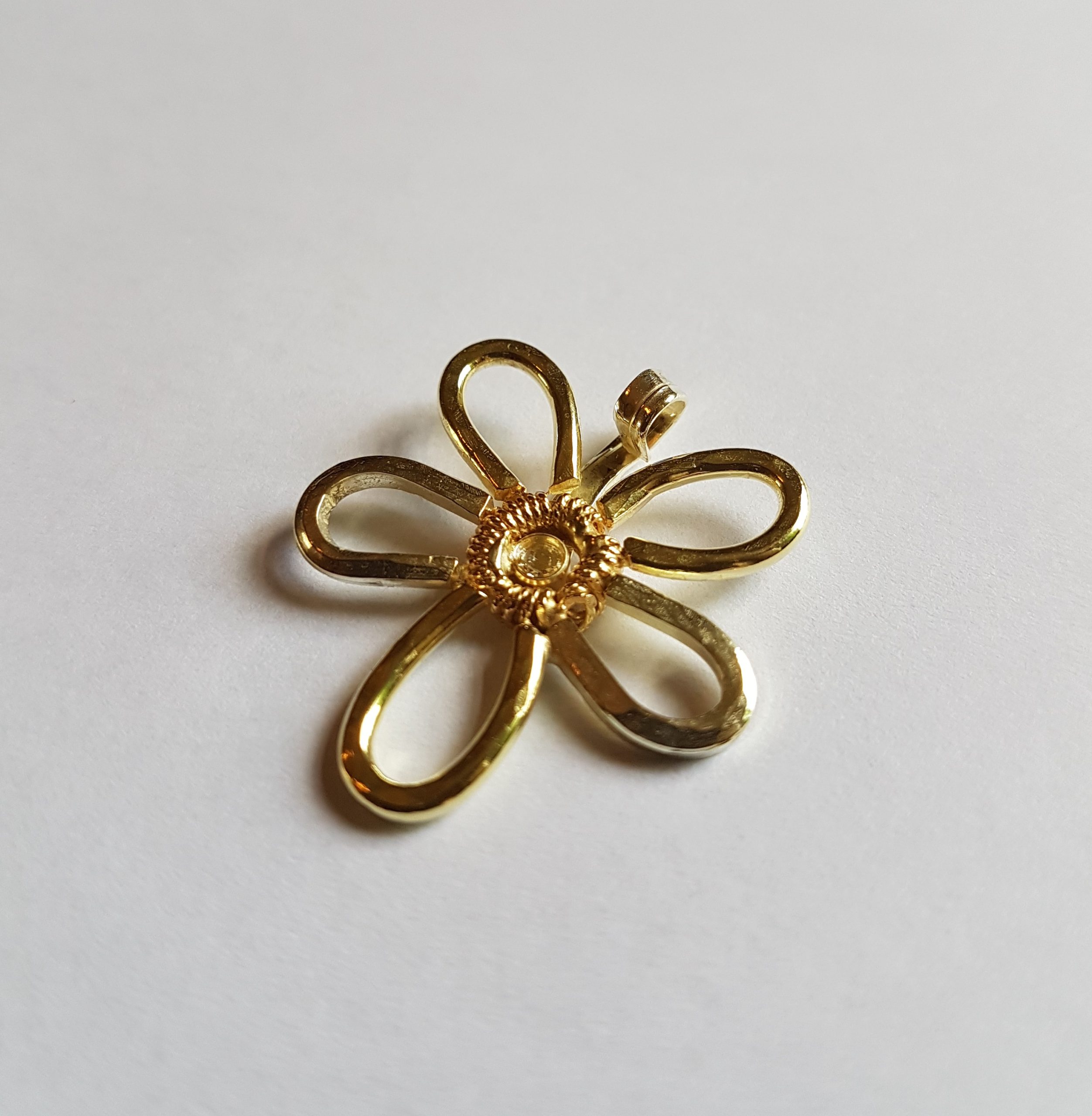 reserve foto hanger van oud goud hanger van oud goud